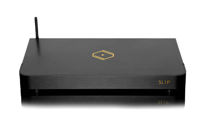 Lecteur réseau Silent Angel Bremen SL1P noir vu de face, boîtier pleine largeur avec logo doré sur le capot