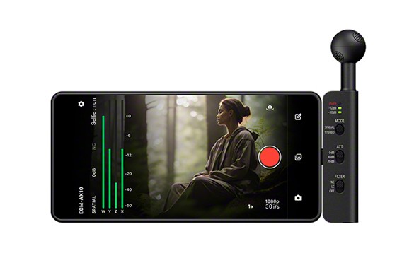 Micro Sony ECM-AX10 à capsule sphérique branché en USB-C sur un smartphone, application SAV affichant les quatre vumètres Ambisonics W, Y, Z, X, le mode spatial, le filtre NC et la prise en 1080p à 30 images par seconde