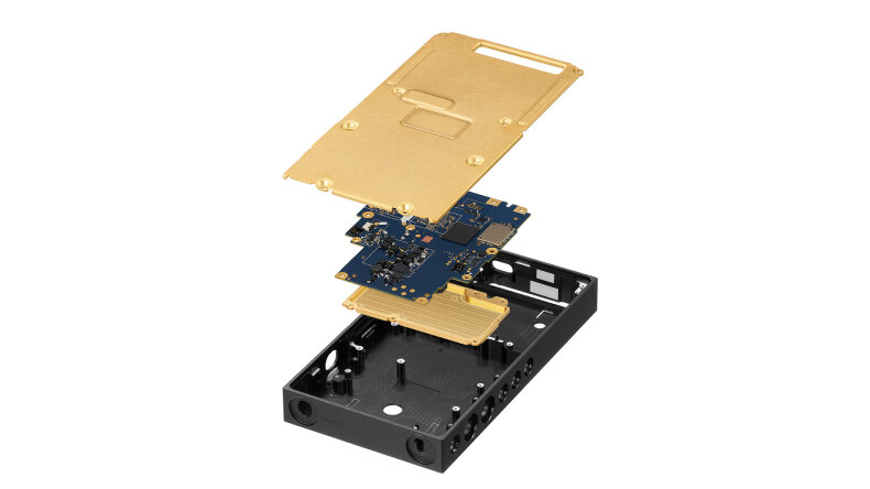 Vue éclatée officielle du Sony NW-ZX900 montrant le dos en cuivre doré, la carte électronique principale et le châssis en aluminium usiné noir