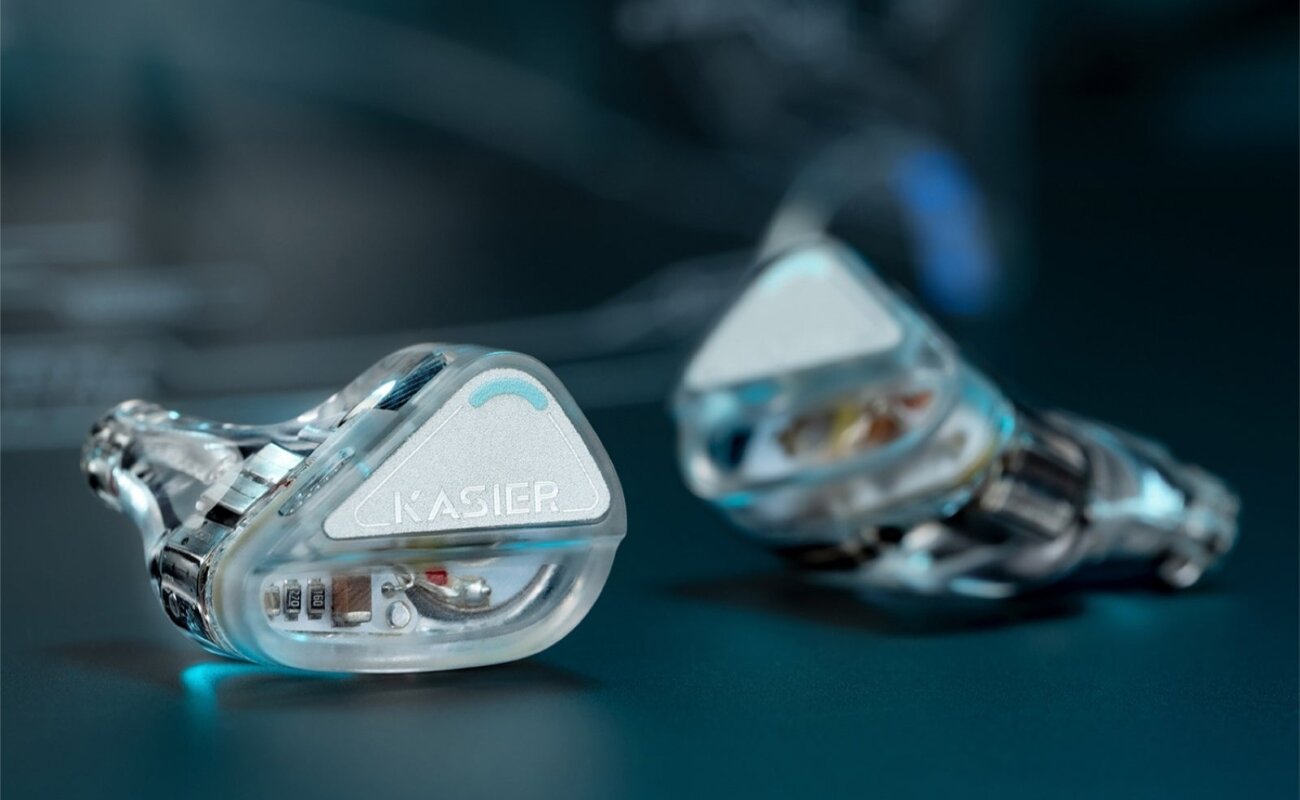 Paire d'intras Tanchjim KASIER à coque en résine transparente et façade argentée, laissant voir les armatures et le filtre trois voies, connecteurs 2 broches 0,78 mm