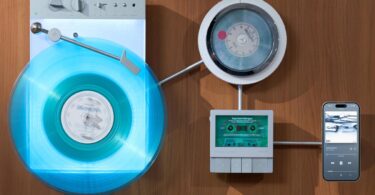 Système Trettitre Retro Ambient accroché sur un mur en bois : platine TTT-LP3 éclairée avec vinyle bleu, lecteur CD DP3, lecteur cassette CP3 et smartphone sur le support W-RACK