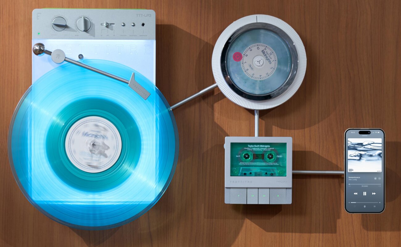 Système Trettitre Retro Ambient accroché sur un mur en bois : platine TTT-LP3 éclairée avec vinyle bleu, lecteur CD DP3, lecteur cassette CP3 et smartphone sur le support W-RACK