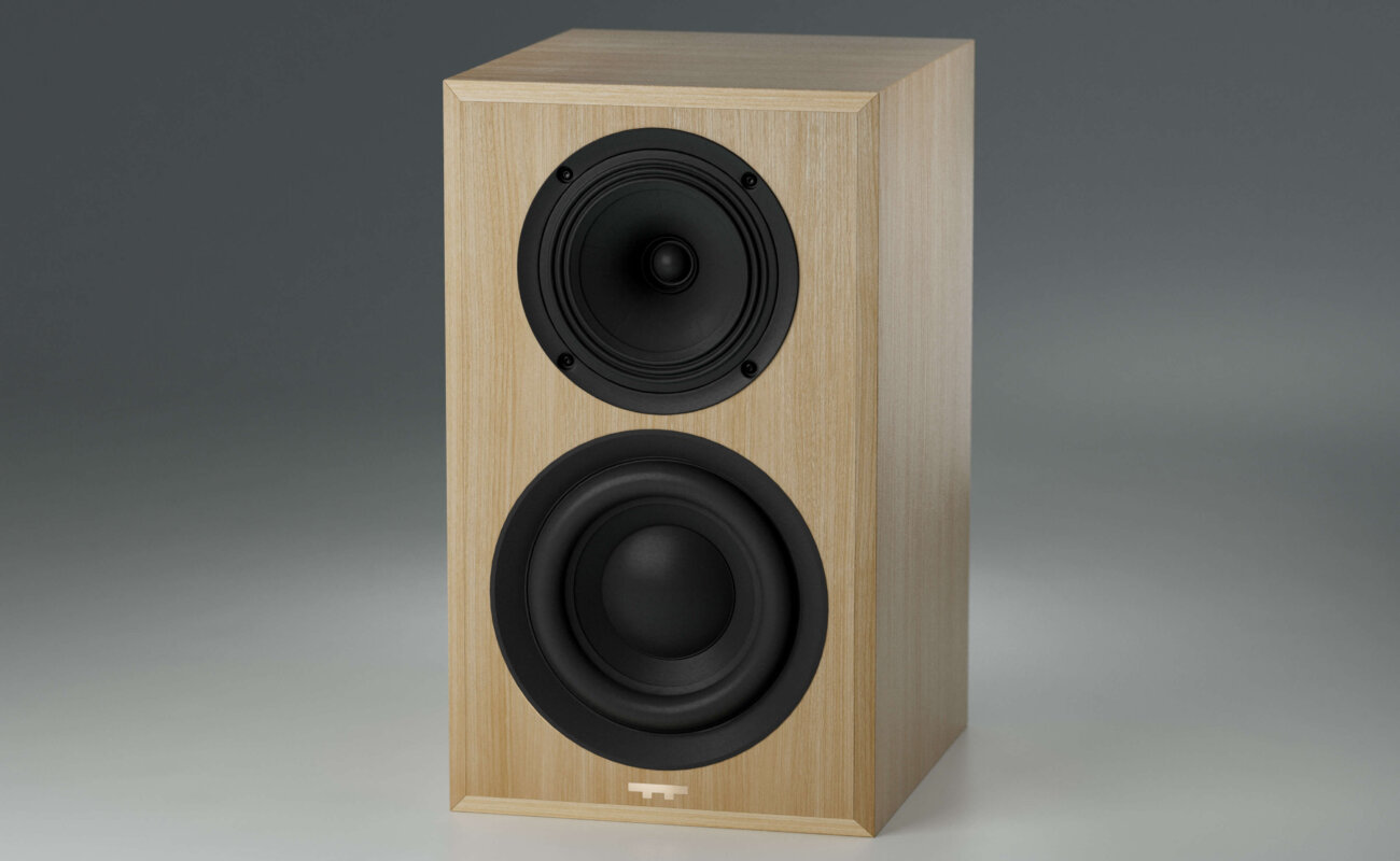 Enceinte active True Tone T1 Signature en finition chêne, sans grille : haut-parleur coaxial en haut et boomer de 7 pouces en bas de la façade