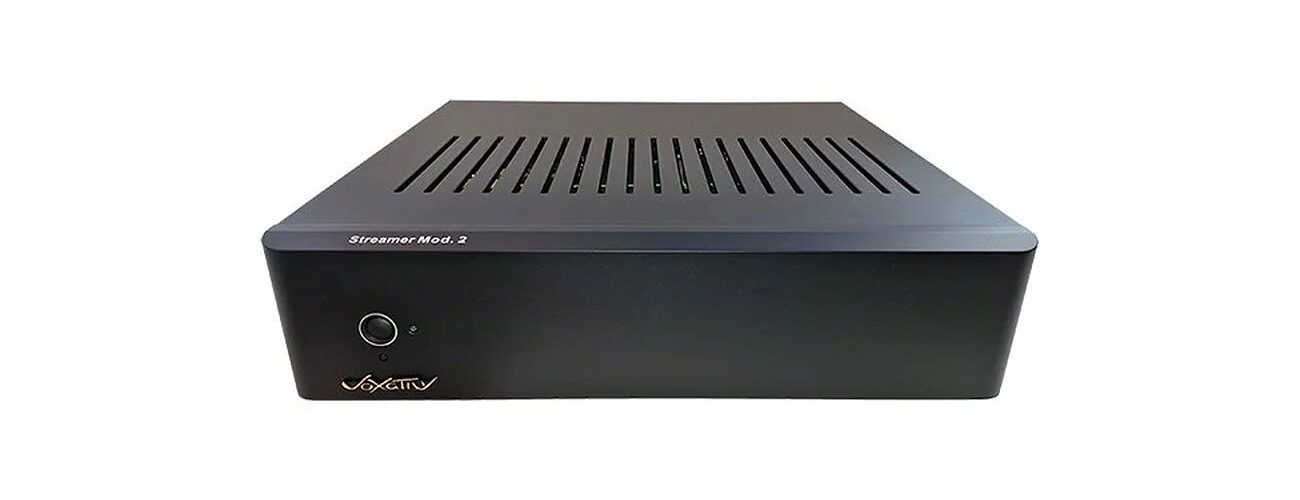 Lecteur réseau Voxativ Streamer DAC vu de trois quarts face, châssis noir mat avec grille d'aération sur le capot, sérigraphie Streamer Mod. 2, bouton d'alimentation et logo Voxativ doré en façade