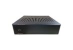 Lecteur réseau Voxativ Streamer DAC vu de trois quarts face, châssis noir mat avec grille d'aération sur le capot, sérigraphie Streamer Mod. 2, bouton d'alimentation et logo Voxativ doré en façade