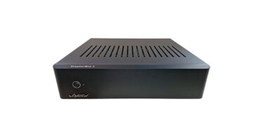 Lecteur réseau Voxativ Streamer DAC vu de trois quarts face, châssis noir mat avec grille d'aération sur le capot, sérigraphie Streamer Mod. 2, bouton d'alimentation et logo Voxativ doré en façade