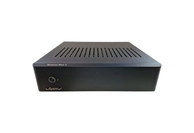 Lecteur réseau Voxativ Streamer DAC vu de trois quarts face, châssis noir mat avec grille d'aération sur le capot, sérigraphie Streamer Mod. 2, bouton d'alimentation et logo Voxativ doré en façade