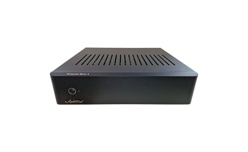 Lecteur réseau Voxativ Streamer DAC vu de trois quarts face, châssis noir mat avec grille d'aération sur le capot, sérigraphie Streamer Mod. 2, bouton d'alimentation et logo Voxativ doré en façade