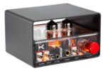 Ampli casque xDuoo MT-04 vu de trois quarts : boîtier noir, deux tubes 6H3 visibles sous la vitre, façade transparente, sorties 6,35 mm et 4,4 mm, bouton de volume rouge
