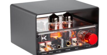 Ampli casque xDuoo MT-04 vu de trois quarts : boîtier noir, deux tubes 6H3 visibles sous la vitre, façade transparente, sorties 6,35 mm et 4,4 mm, bouton de volume rouge