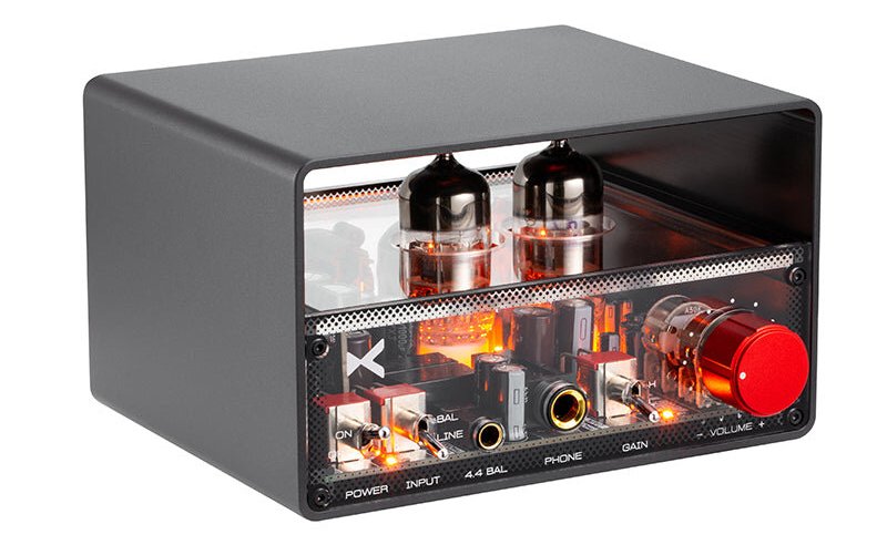 Ampli casque xDuoo MT-04 vu de trois quarts : boîtier noir, deux tubes 6H3 visibles sous la vitre, façade transparente, sorties 6,35 mm et 4,4 mm, bouton de volume rouge