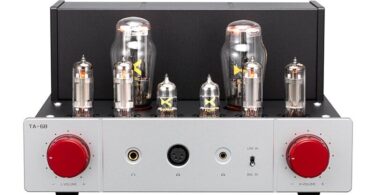 xDuoo TA-68 vu de face, ampli casque à tubes OTL symétrique avec deux redresseuses 5U4G, tubes 12AU7 et 6C19, molettes de volume gauche et droite rouges, sorties 6,35 mm, XLR 4 broches et 4,4 mm