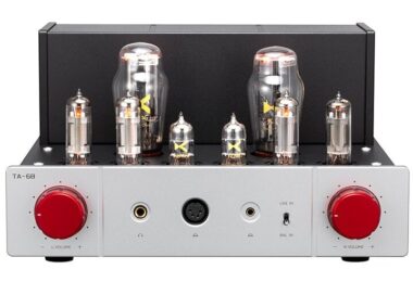 xDuoo TA-68 vu de face, ampli casque à tubes OTL symétrique avec deux redresseuses 5U4G, tubes 12AU7 et 6C19, molettes de volume gauche et droite rouges, sorties 6,35 mm, XLR 4 broches et 4,4 mm