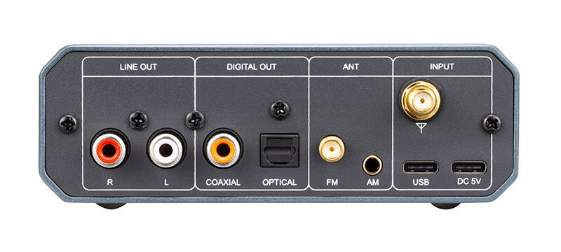 Face arrière du xDuoo XQ-60 : sorties ligne RCA gauche et droite, sorties numériques coaxiale et optique, prises d’antenne FM et AM, connecteur d’antenne à vis, port USB et alimentation 5 V