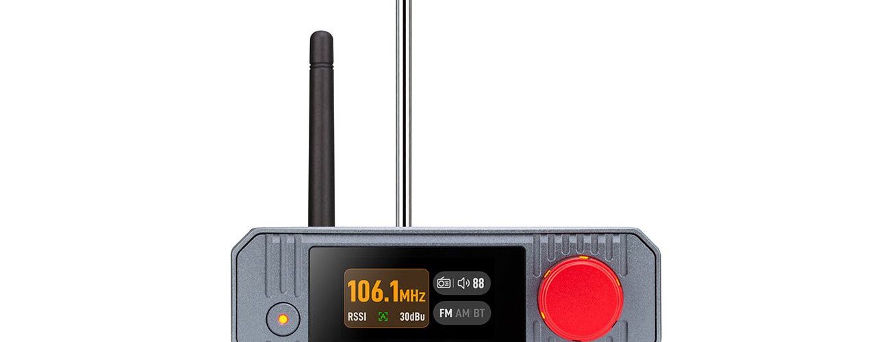 Récepteur xDuoo XQ-60 vu de face : boîtier gris avec écran couleur affichant une fréquence FM, bouton rouge, antenne Bluetooth et antenne FM télescopique
