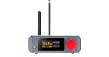 Récepteur xDuoo XQ-60 vu de face : boîtier gris avec écran couleur affichant une fréquence FM, bouton rouge, antenne Bluetooth et antenne FM télescopique