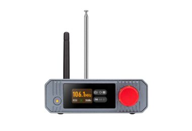 Récepteur xDuoo XQ-60 vu de face : boîtier gris avec écran couleur affichant une fréquence FM, bouton rouge, antenne Bluetooth et antenne FM télescopique