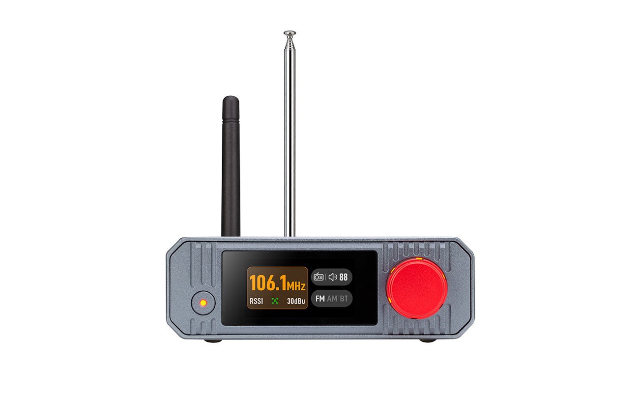 Récepteur xDuoo XQ-60 vu de face : boîtier gris avec écran couleur affichant une fréquence FM, bouton rouge, antenne Bluetooth et antenne FM télescopique