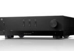 Ampli-tuner stéréo Yamaha R200A noir vu de trois quarts avec son bouton de volume, ses trois commandes en façade et sa mention Bluetooth