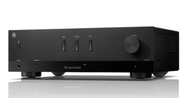 Ampli-tuner stéréo Yamaha R200A noir vu de trois quarts avec son bouton de volume, ses trois commandes en façade et sa mention Bluetooth