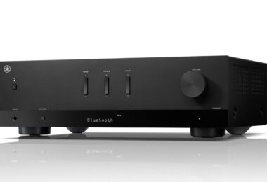 Ampli-tuner stéréo Yamaha R200A noir vu de trois quarts avec son bouton de volume, ses trois commandes en façade et sa mention Bluetooth