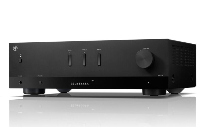 Ampli-tuner stéréo Yamaha R200A noir vu de trois quarts avec son bouton de volume, ses trois commandes en façade et sa mention Bluetooth