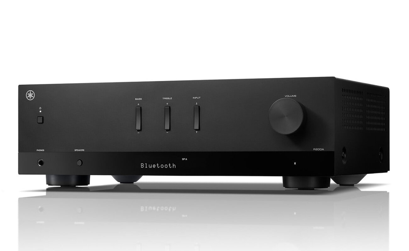 Ampli-tuner stéréo Yamaha R200A noir vu de trois quarts avec son bouton de volume, ses trois commandes en façade et sa mention Bluetooth